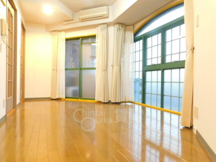 大阪府池田市石橋1丁目の賃貸マンションの居間