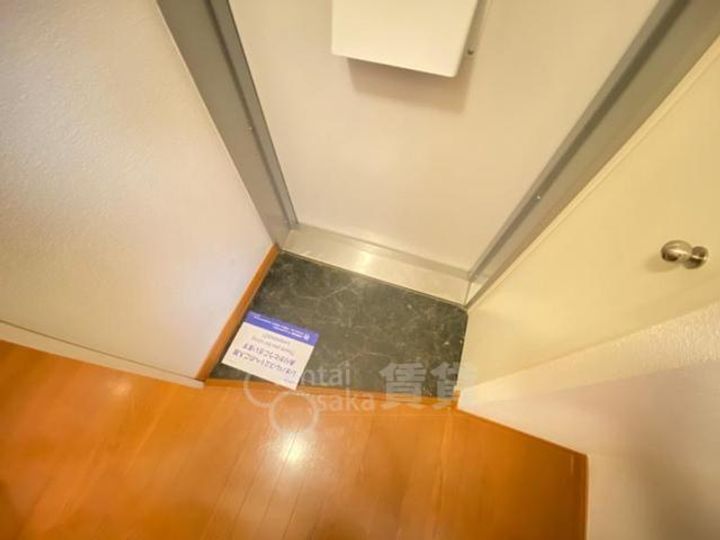 大阪府池田市空港1丁目の賃貸アパートの玄関