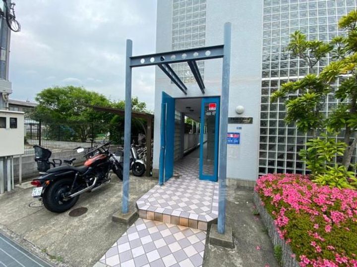 大阪府箕面市小野原東2丁目の賃貸マンションの玄関