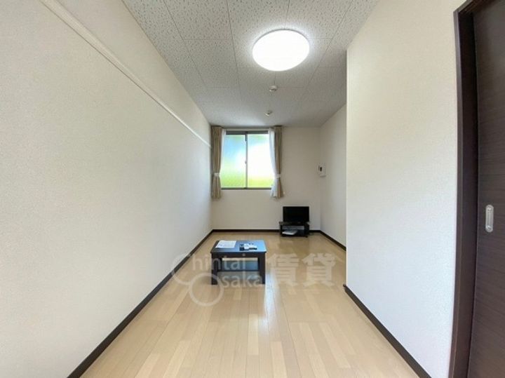 大阪府豊中市螢池東町4丁目の賃貸アパートの居間