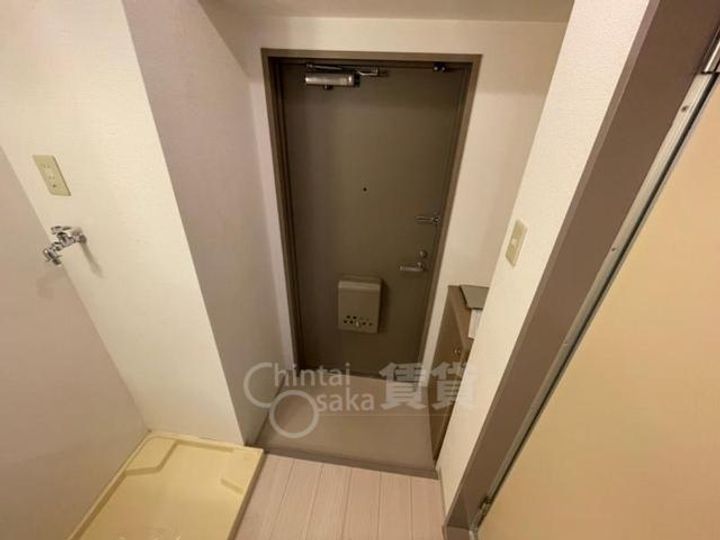 大阪府吹田市江坂町1丁目の賃貸マンションの玄関