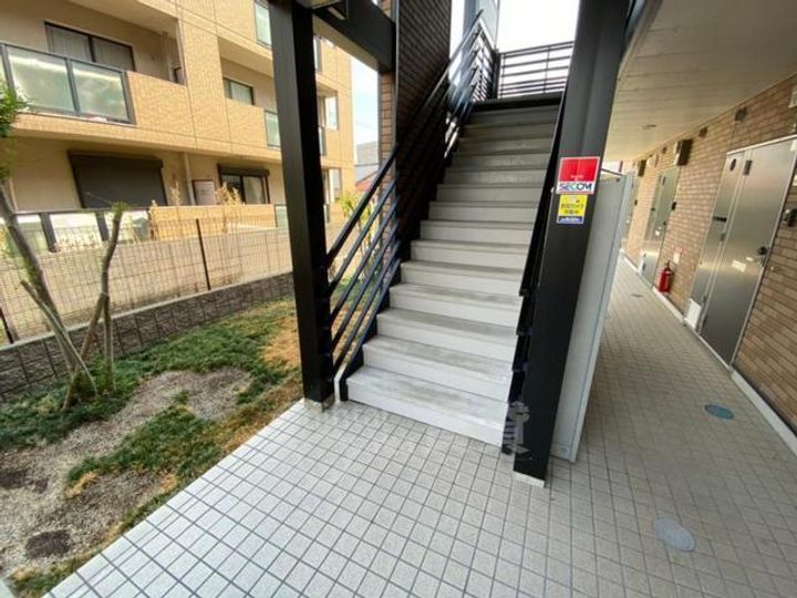 大阪府池田市神田3丁目の賃貸アパートの玄関