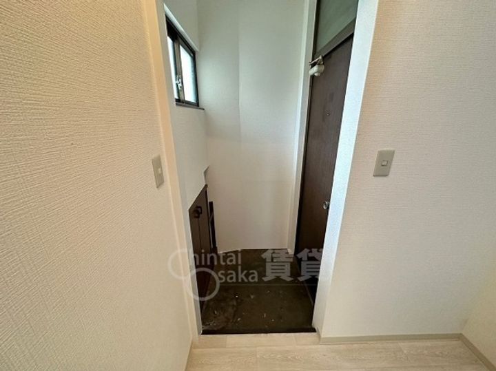 大阪府箕面市瀬川4丁目の賃貸アパートの玄関