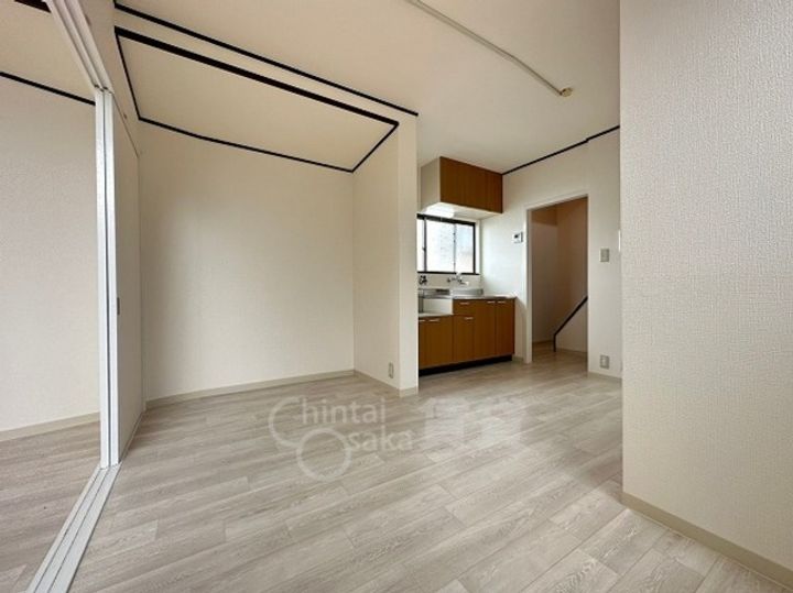 大阪府箕面市瀬川4丁目の賃貸アパートの居間