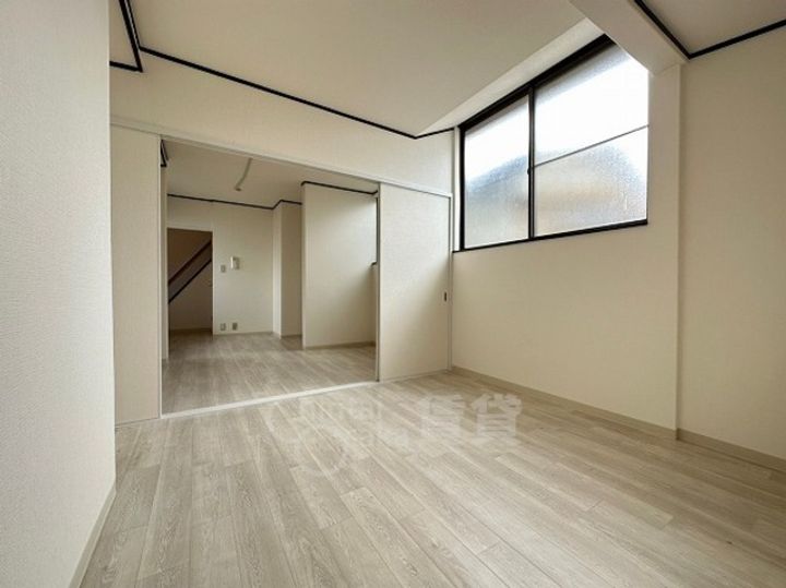 大阪府箕面市瀬川4丁目の賃貸アパートの居間