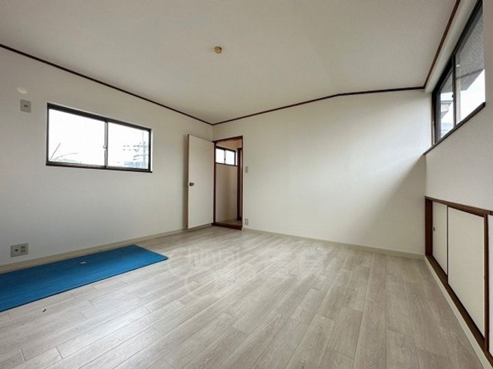 大阪府箕面市瀬川4丁目の賃貸アパートの居間