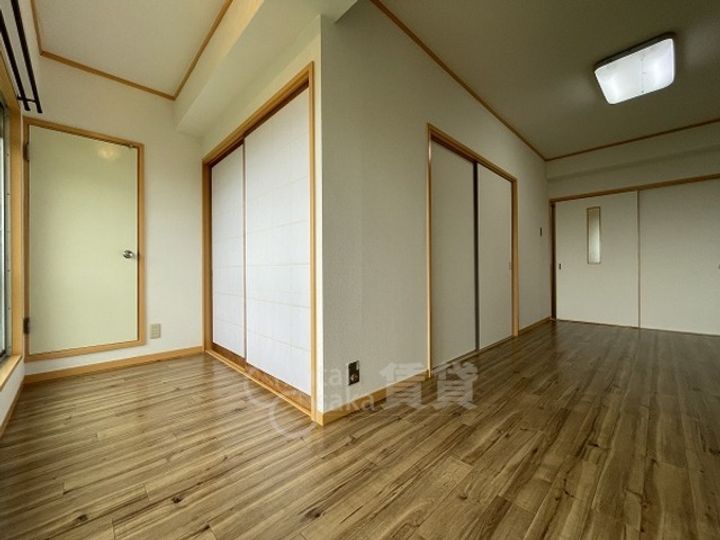 大阪府箕面市船場西2丁目の賃貸マンションの居間