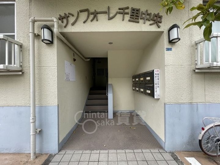 大阪府箕面市船場西2丁目の賃貸マンションの玄関
