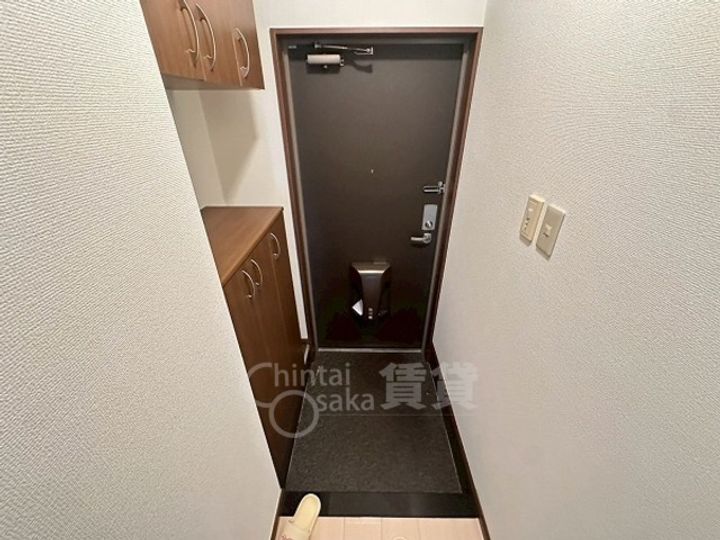 大阪府箕面市彩都粟生南1丁目の賃貸マンションの玄関