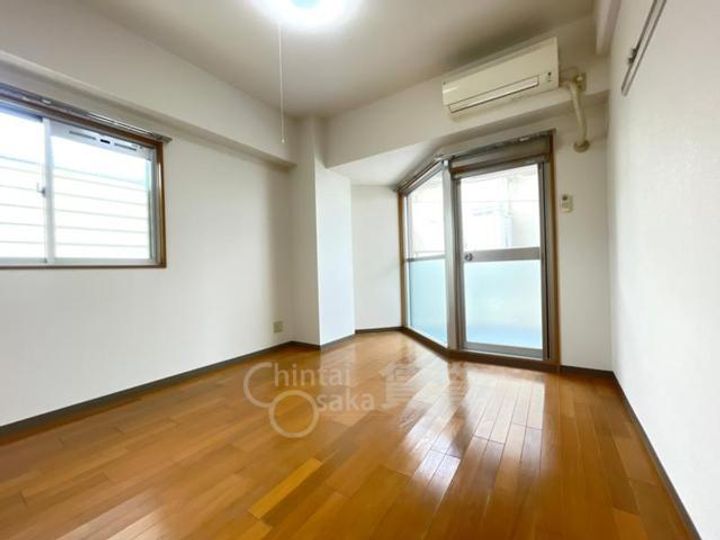 大阪府箕面市箕面6丁目の賃貸マンションの居間