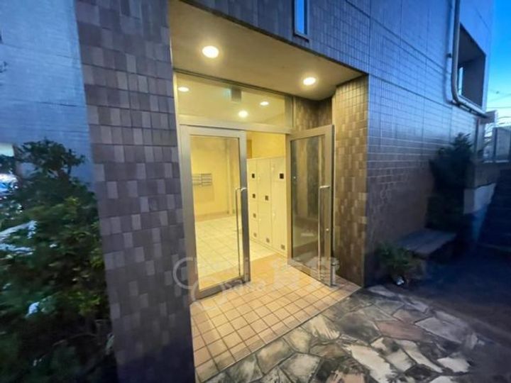 大阪府箕面市彩都粟生南2丁目の賃貸マンションの玄関