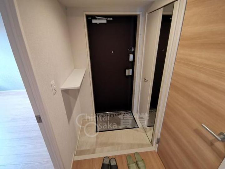 大阪府豊中市新千里南町2丁目の賃貸マンションの玄関