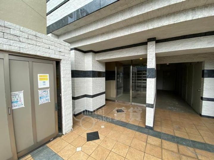 大阪府豊中市服部南町3丁目の賃貸マンションの玄関