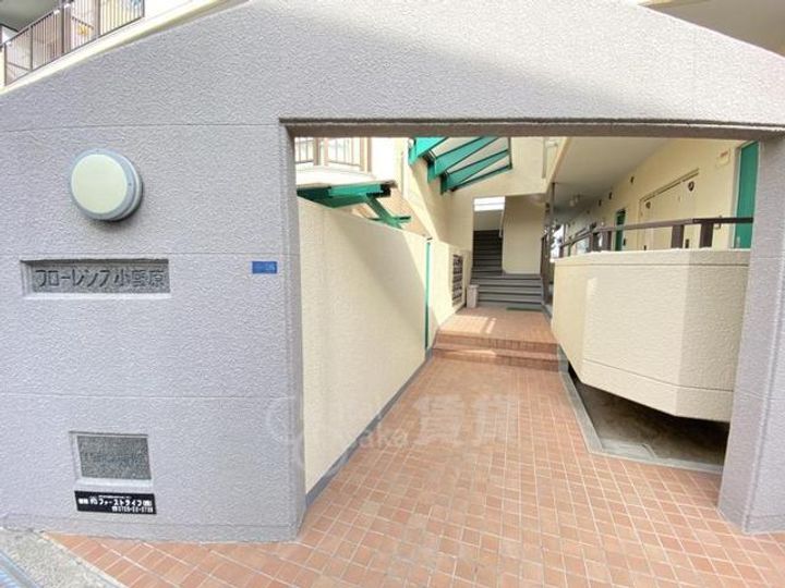 大阪府箕面市小野原東2丁目の賃貸マンションの玄関
