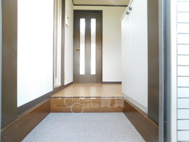 大阪府箕面市瀬川2丁目の賃貸マンションの玄関