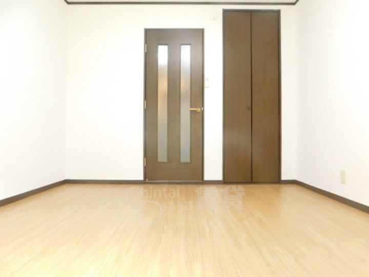 大阪府箕面市瀬川2丁目の賃貸マンションの居間