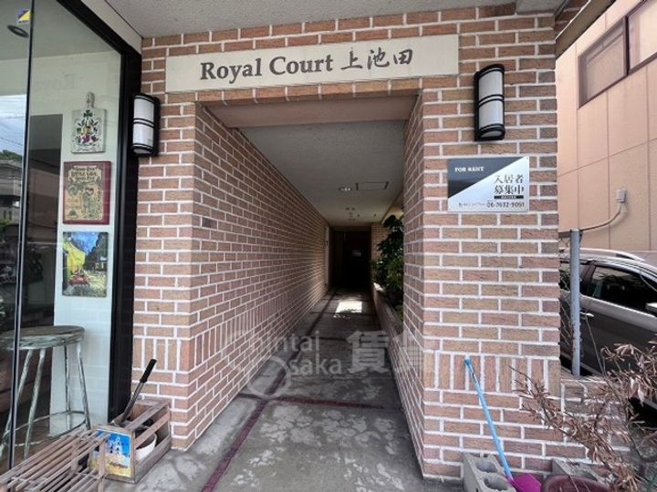 大阪府池田市上池田2丁目の賃貸マンションの玄関