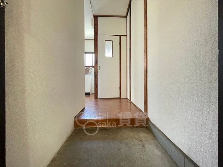 兵庫県川西市花屋敷1丁目の賃貸アパートの玄関