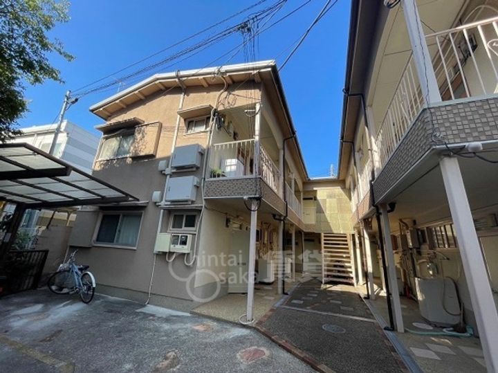 兵庫県川西市花屋敷1丁目の賃貸アパートの外観