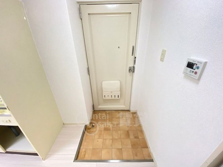 ハイツ蛍池A棟の玄関