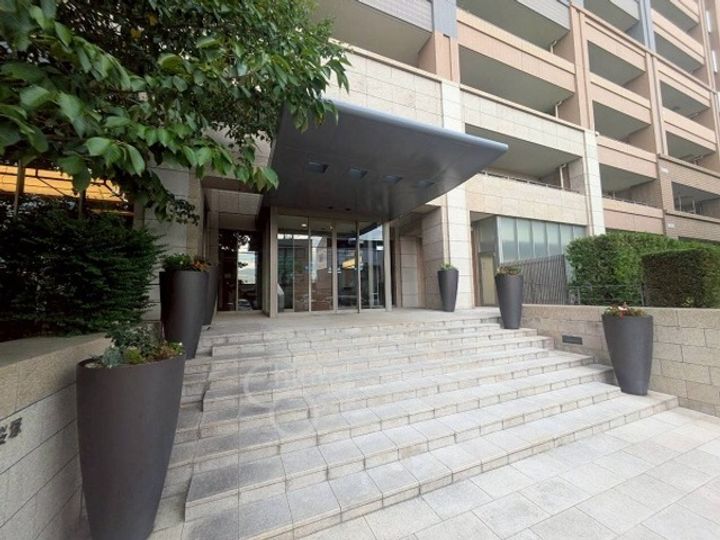 大阪府豊中市南桜塚2丁目の賃貸マンションの玄関