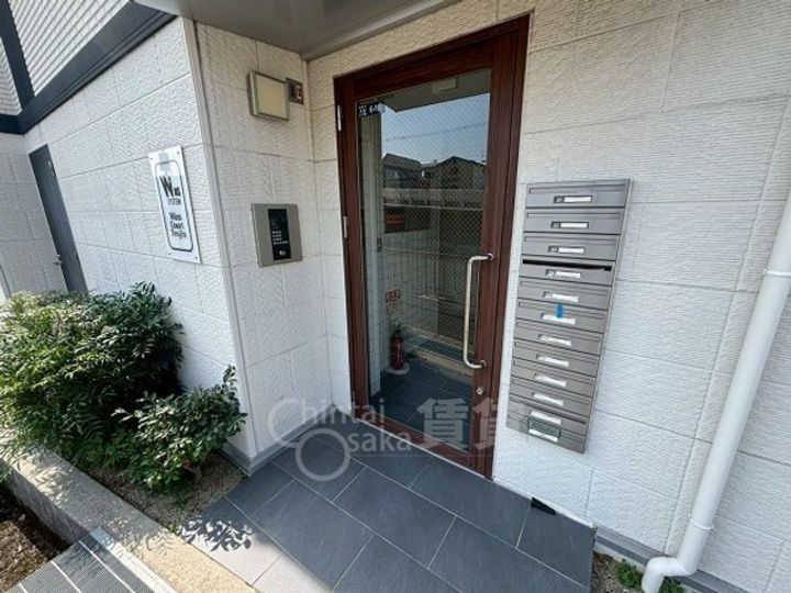 大阪府池田市天神2丁目の賃貸アパートの玄関