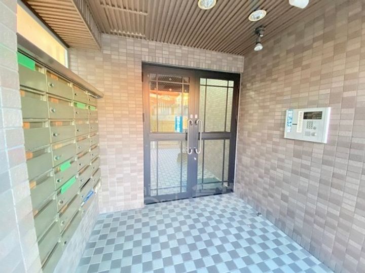 大阪府池田市石橋1丁目の賃貸マンションの玄関