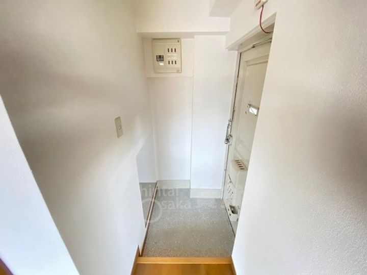 大阪府豊中市岡町南3丁目の賃貸マンションの玄関