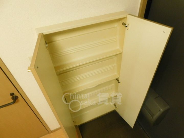 大阪府箕面市粟生新家2丁目の賃貸アパートの玄関