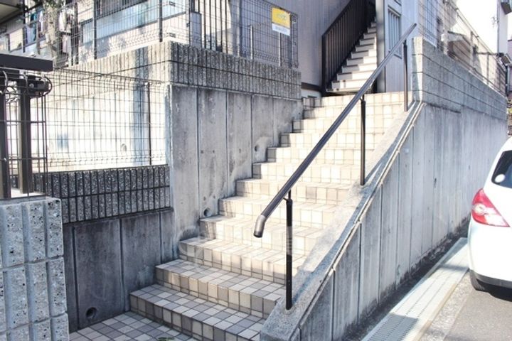 大阪府箕面市粟生新家2丁目の賃貸アパートの玄関