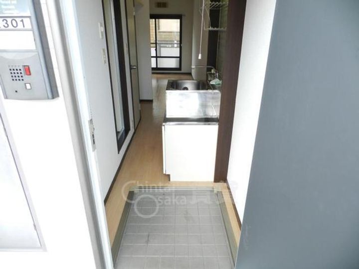 大阪府箕面市箕面5丁目の賃貸アパートの玄関