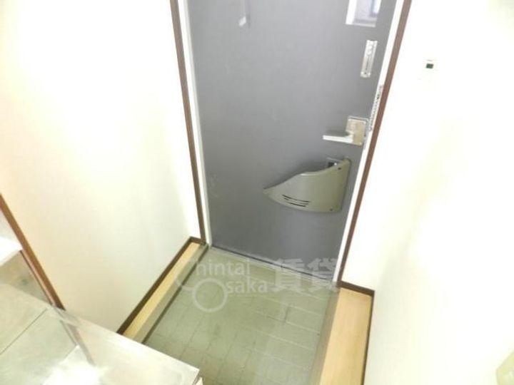 大阪府箕面市箕面5丁目の賃貸アパートの玄関