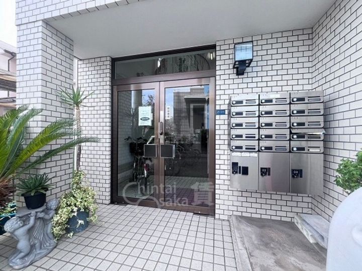 大阪府箕面市新稲1丁目の賃貸アパートの玄関