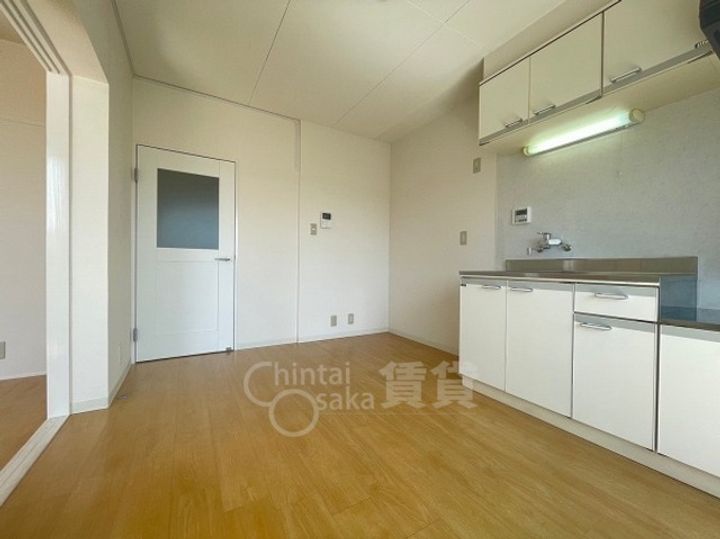 大阪府箕面市西小路5丁目の賃貸マンションの居間