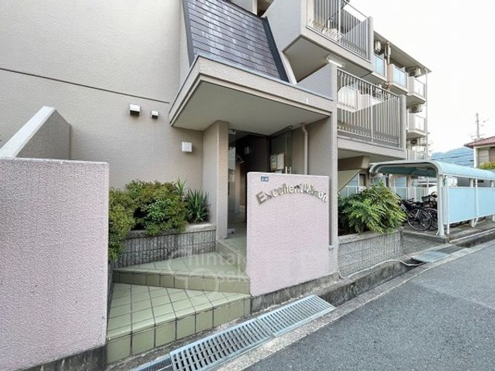 大阪府箕面市西小路5丁目の賃貸マンションの玄関