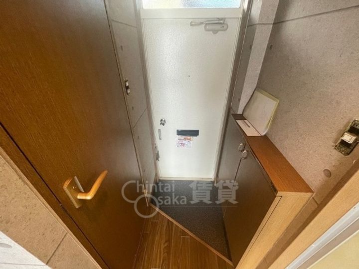 兵庫県川西市花屋敷1丁目の賃貸マンションの玄関