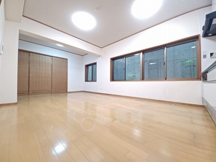 兵庫県川西市花屋敷1丁目の賃貸マンションの居間