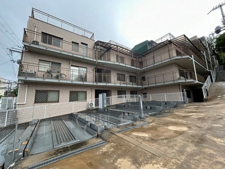 兵庫県川西市花屋敷1丁目の賃貸マンションの外観