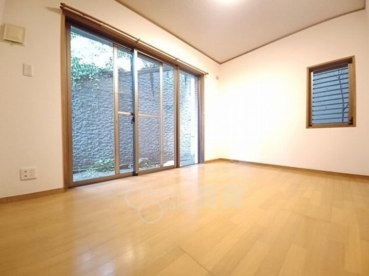 兵庫県川西市花屋敷1丁目の賃貸マンションの居間