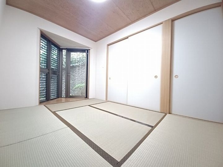 兵庫県川西市花屋敷1丁目の賃貸マンションの居間