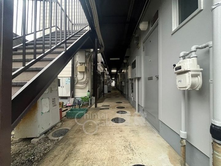 大阪府豊中市宮山町4丁目の賃貸アパートの玄関