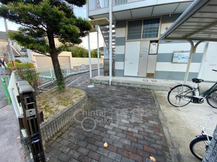 大阪府茨木市南春日丘6丁目の賃貸アパートの玄関