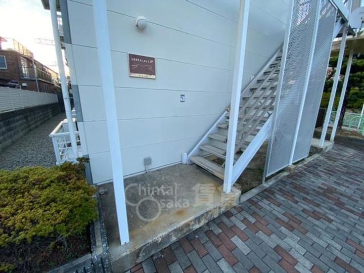 大阪府茨木市南春日丘6丁目の賃貸アパートの玄関