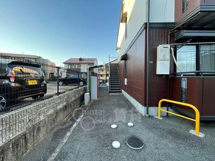 大阪府箕面市小野原東4丁目の賃貸アパートの玄関