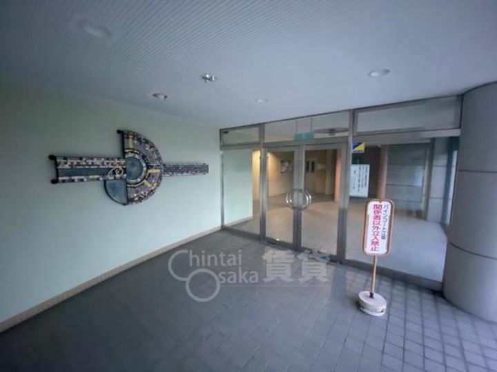大阪府吹田市江坂町2丁目の賃貸マンションの玄関