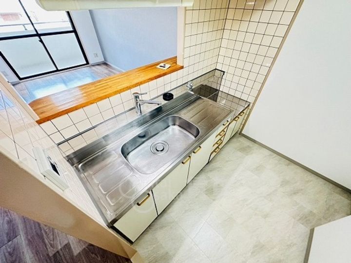 大阪府吹田市江坂町2丁目の賃貸マンションのキッチン