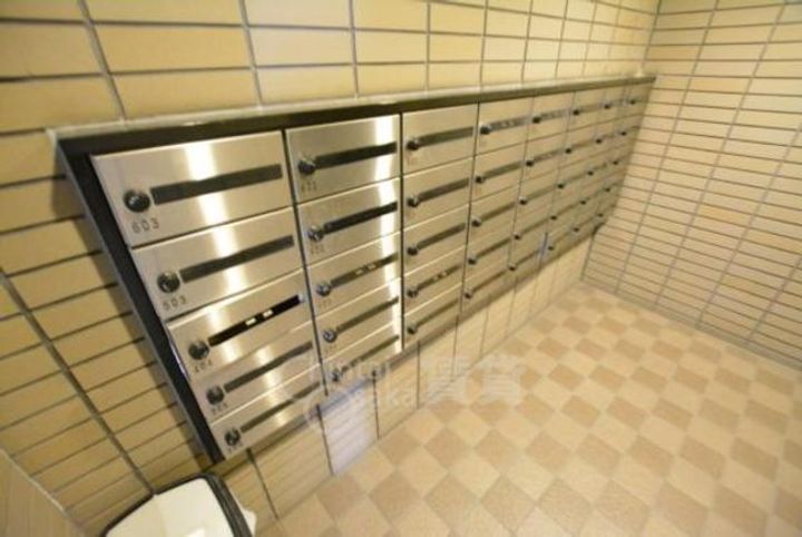 大阪府吹田市上山手町の賃貸マンションの玄関