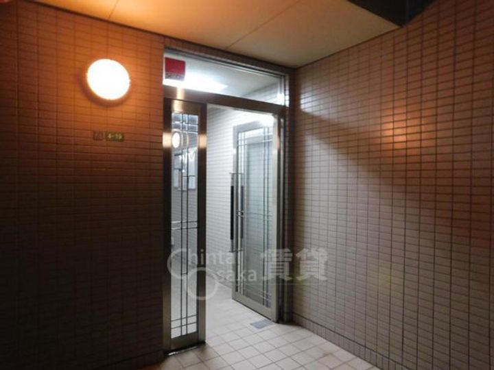 兵庫県川西市栄根1丁目の賃貸マンションの玄関