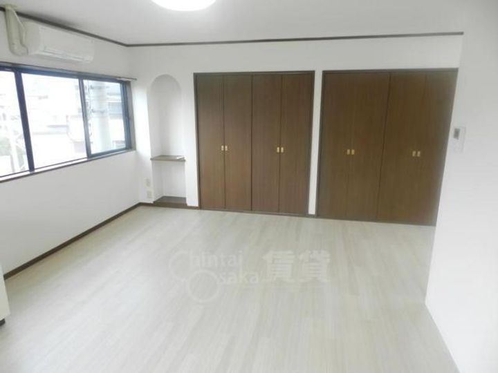 大阪府箕面市牧落5丁目の賃貸マンションの居間