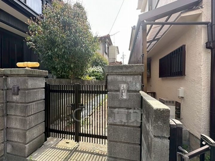 兵庫県川西市多田院2丁目(一戸建)の賃貸物件の玄関